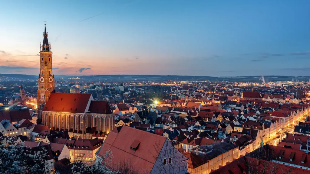 Stadt Landshut in Bayern in der Abenddämmerung