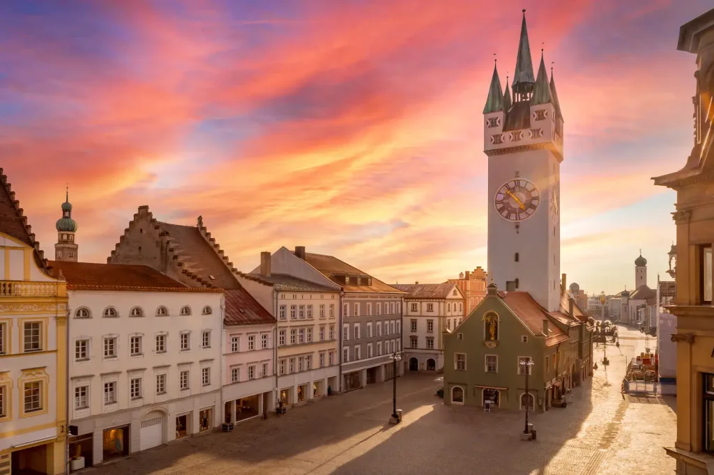 Innenstadt von Straubing bei Sonnenuntergang