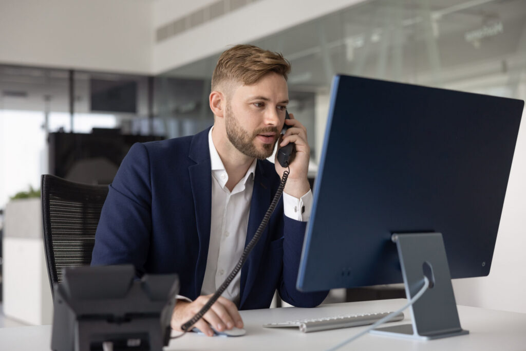 Mitarbeiter ruft vom Arbeitsplatz aus den IT-Notdienst an